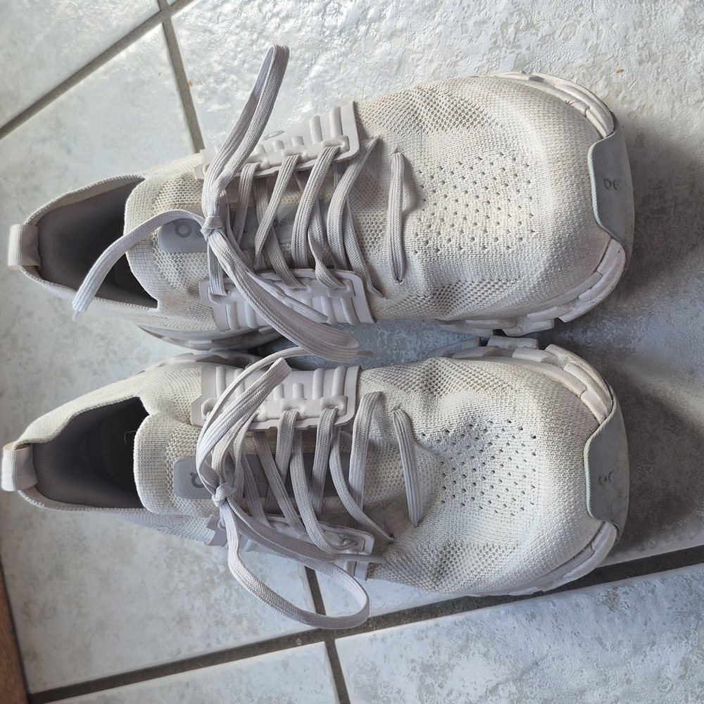 On Clouds Size 9 Womens